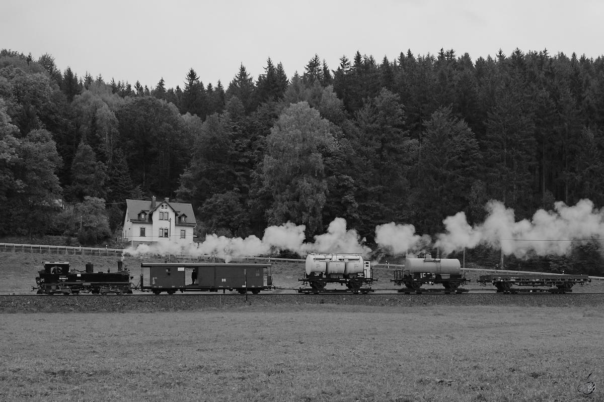 Die Dampflokomotive 99 1594-3 zieht einen Güterzug in Richtung Steinbach. (Schmalzgrube, September 2020)