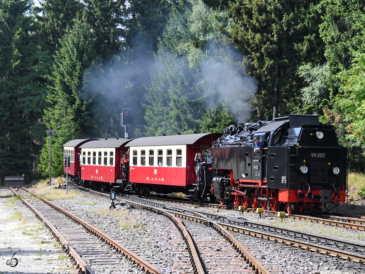 Die Dampflokomotive 99 222 fährt Anfang August 2018 in den Bahnhof Schierke ein.