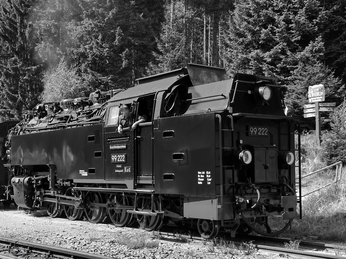 Die Dampflokomotive 99 222 verlässt Anfang August 2018 in den Bahnhof Schierke.