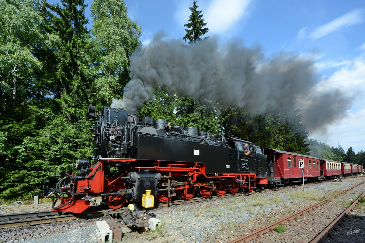 Die Dampflokomotive 99 236 verlässt Anfang August 2018 den Bahnhof Schierke in Richtung Brocken.