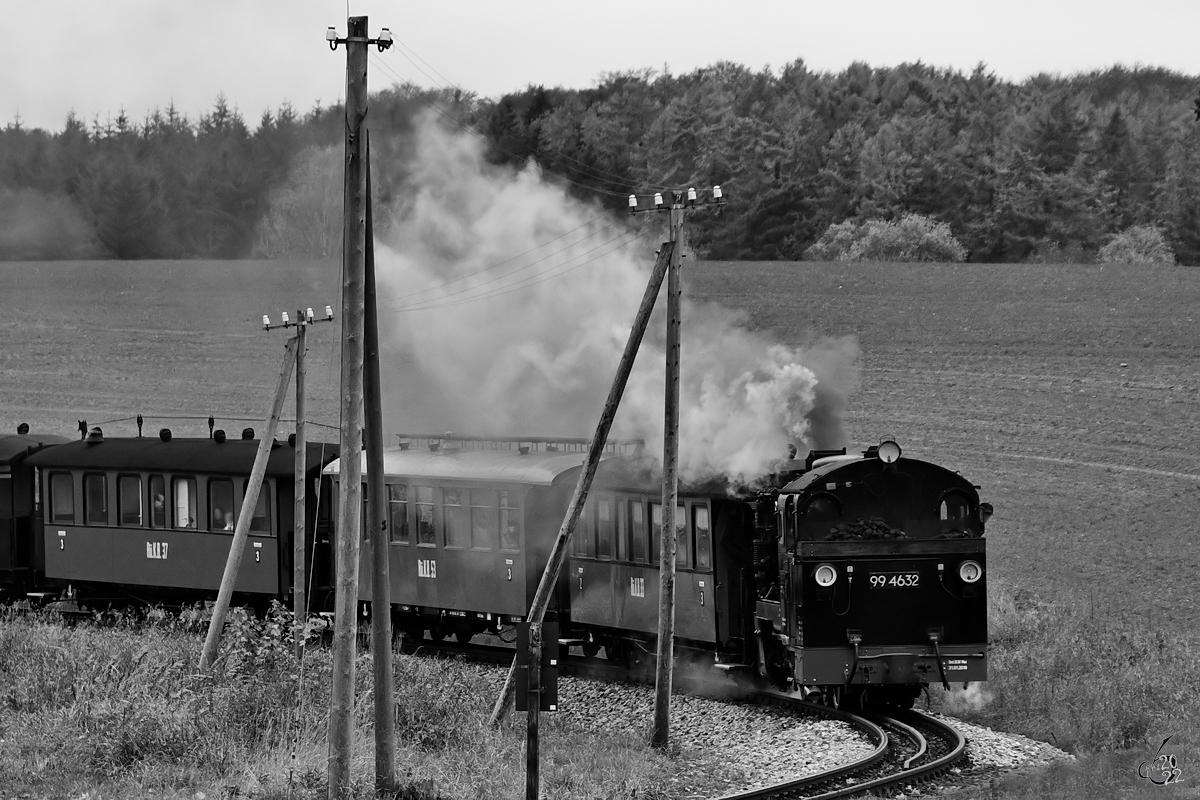 Die Dampflokomotive 99 4632 zog Mitte November 2022 auf der Strecke der Rügenschen Bäderbahn  einen historischen Personenzug. (Serams)