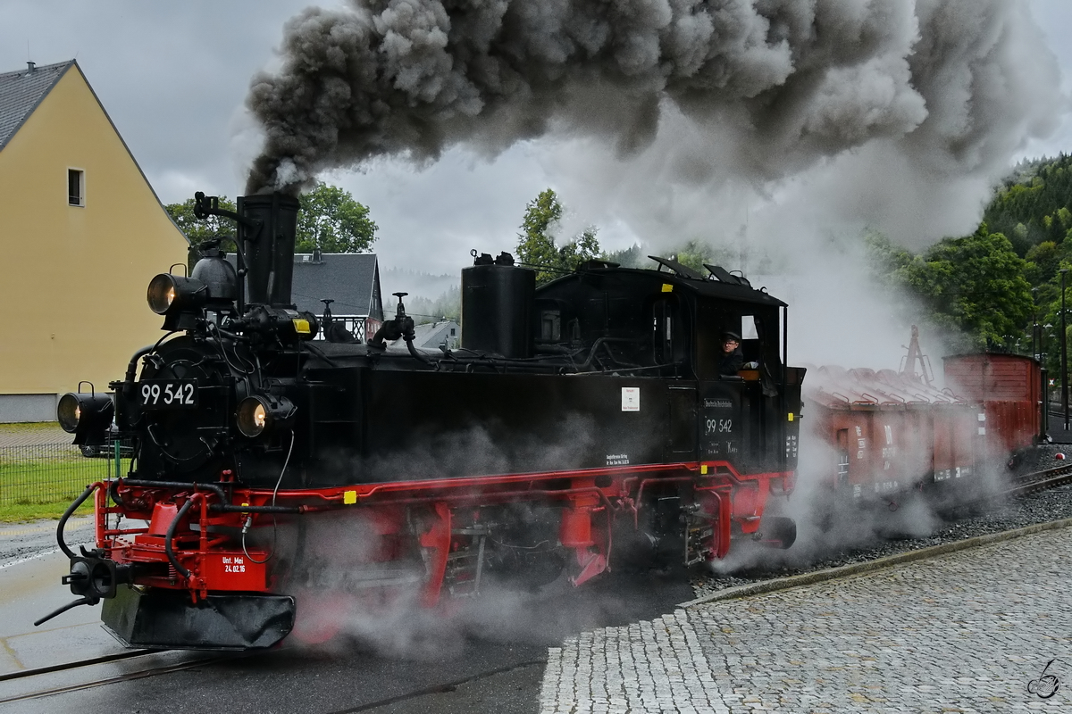 Die Dampflokomotive 99 542 bei der Abfahrt vom Bahnhof in Schmalzgrube. (September 2020)