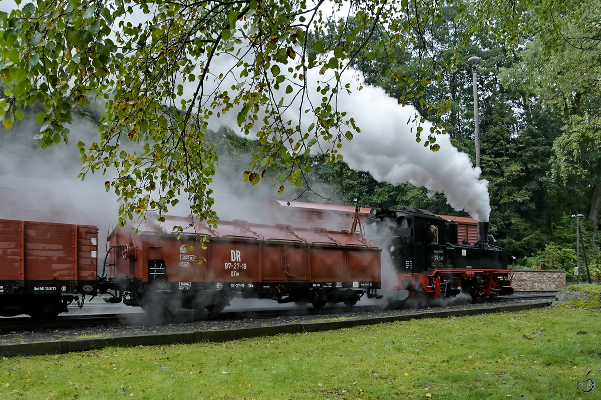 Die Dampflokomotive 99 542 bei der Abfahrt vom Bahnhof in Steinbach. (September 2020)