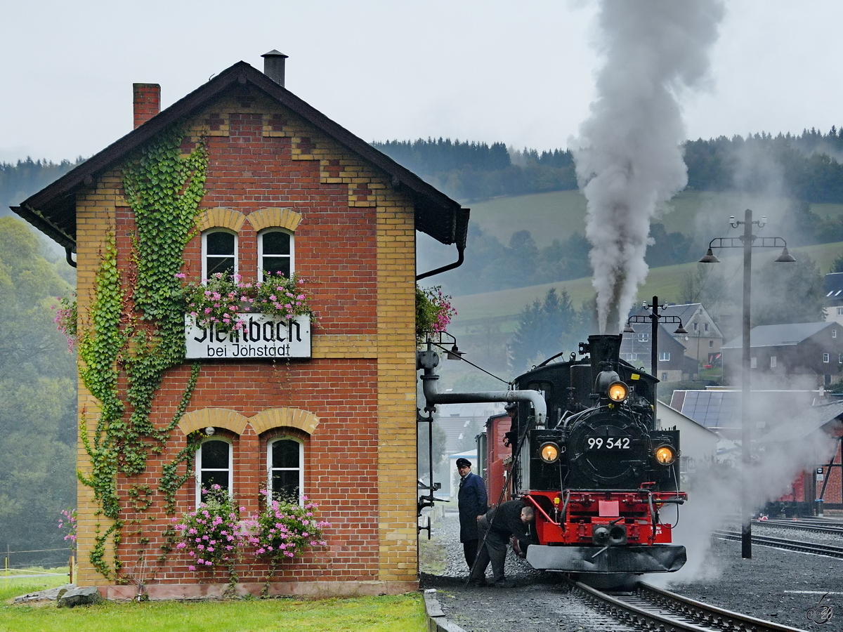 Die Dampflokomotive 99 542 konnte Ende September 2020 beim Wasserfassen in Steinbach abgelichtet werden.