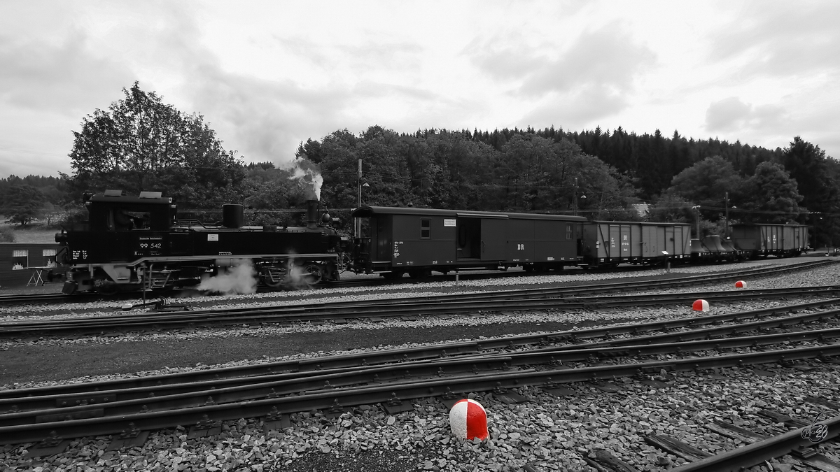 Die Dampflokomotive 99 542 startet zur letzten Fahrt des Tages. (Jöhstadt, September 2020)