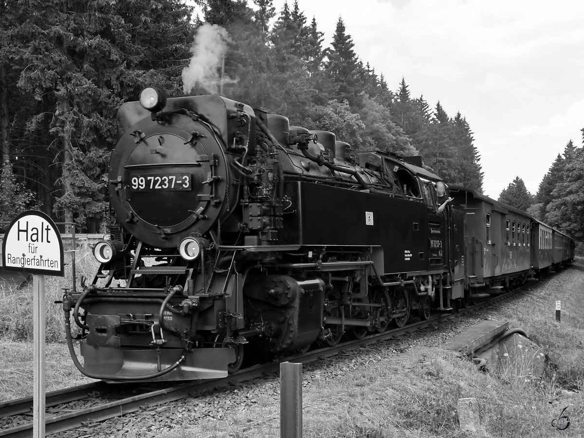 Die Dampflokomotive 99 7237-3 fährt in den Bahnhof Drei Annen Hohne ein. (August 2018)