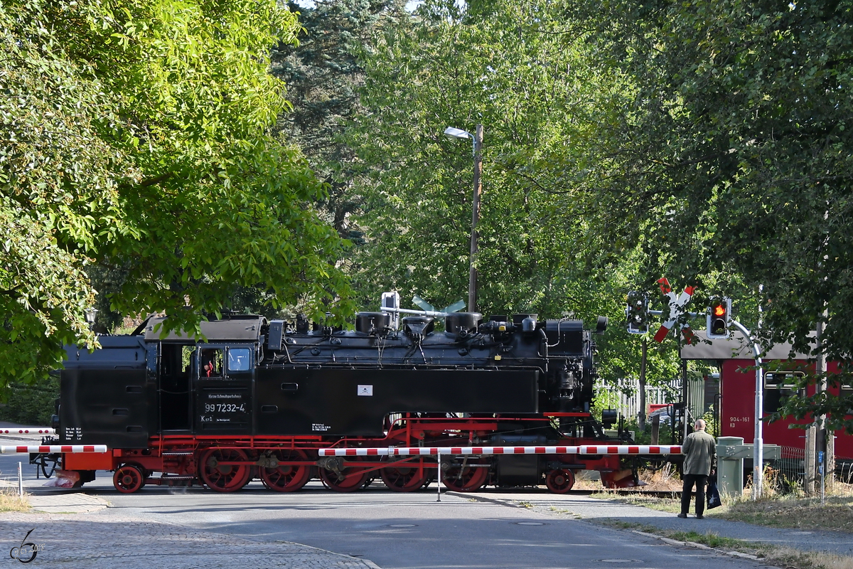 Die Dampflokomotive 99 7239-9 überquert eine Straße in Harzgerode. (August 2018)