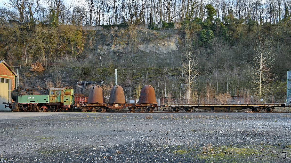 Die Dampflokomotive EBV 12 des Eschweiler Bergwerksvereines ist zusammen mit zwei Flachwagen auf dem Museumsgelände der Henrichshütte  neu arrangiert  worden. (Hattingen, Februar 2021)