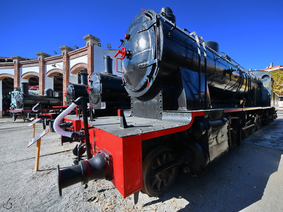 Die Dampflokomotive MZA 1155  Mastodonte  (240-2135) stammt aus dem Jahr 1913. (Vilanova i la Geltrú, November 2022)