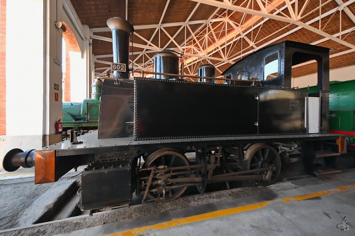Die Dampflokomotive MZA 602 (020-0232) wurde im Jahr 1885 bei Marcinellé Couillet hergestellt. (Eisenbahnmuseum von Katalonien in Vilanova i la Geltrú, November 2022)