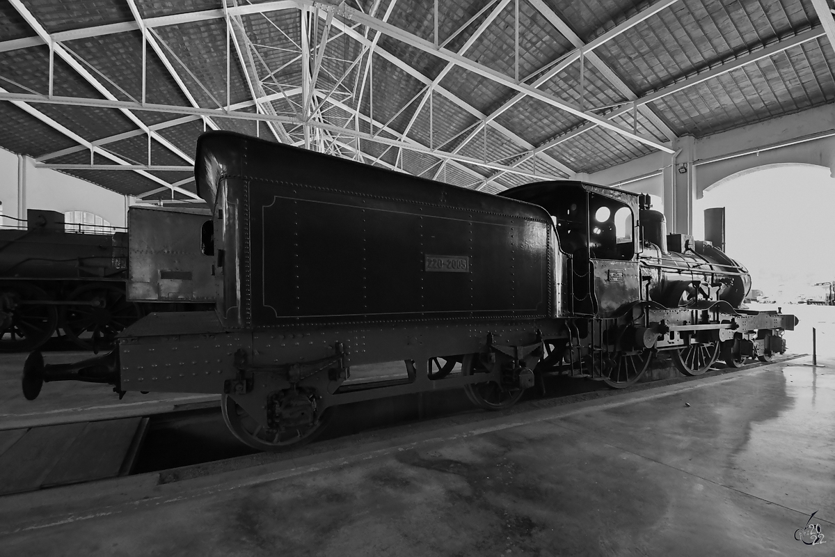 Die Dampflokomotive Oeste 9 (220-2005) wurde 1885 bei Hartmann in Chemnitz gebaut und ist im Eisenbahnmuseum von Katalonien ausgestellt. (Vilanova i la Geltrú, November 2022)