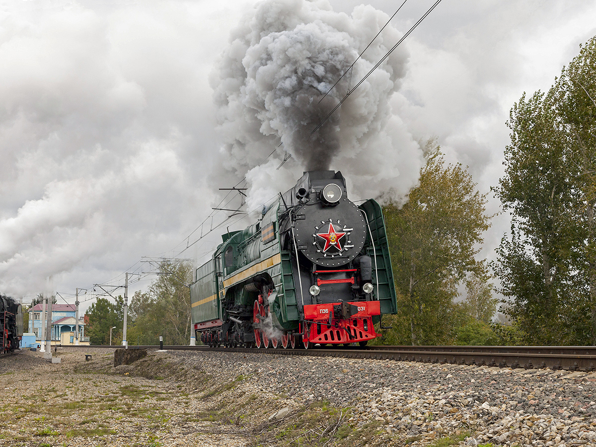 Die Dampflokomotive P36-0031 fährt auf dem Testring in Schtscherbinka am 9. September 2012. Die Lokparade zum 175-jährigen Jubiläum der Russischen Eisenbahn.
