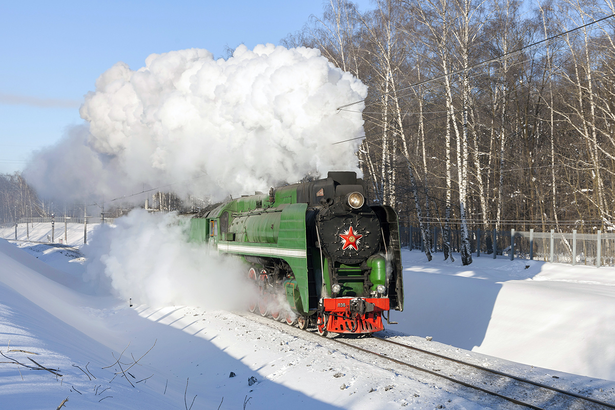 Die Dampflokomotive P36-0110 läuft mit einem Touristenzug auf die Streke Mytischtschi – Podlipki-Dachnyje unweit von Moskau am 23. Februar 2018.