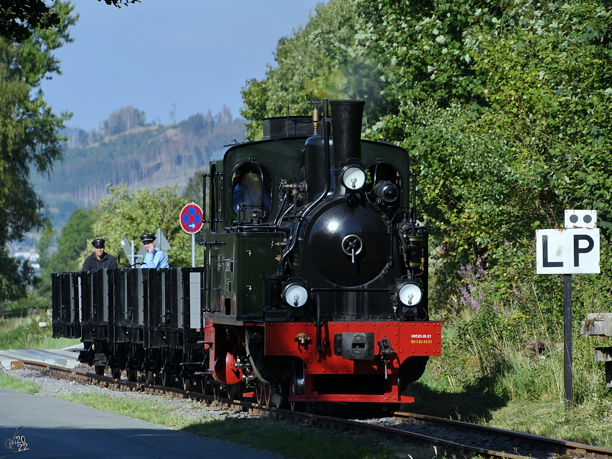 Die Dampflokomotive  Spreewald  kehrt hier Ende Juli 2022 mit einem Güterzug zum Bahnhof in Hüinghausen zurück.