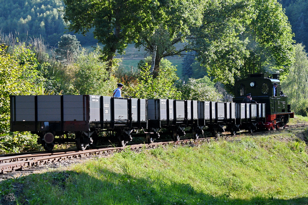 Die Dampflokomotive  Spreewald  rangierte Ende Juli 2022 einige Güterwagen auf dem Bahnhofsgelände in Hüinghausen.