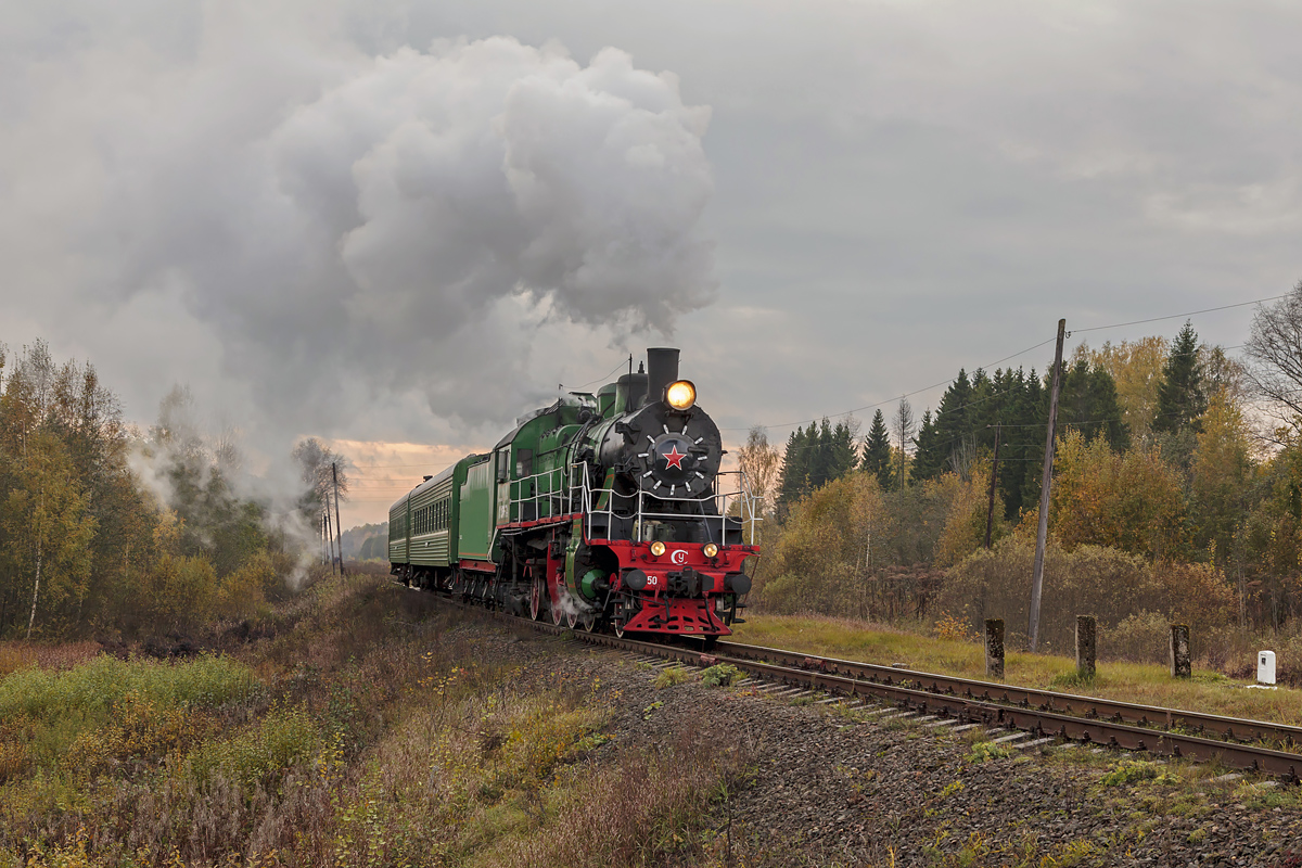 Die Dampflokomotive Su 250-74 fährt mit Nahverkehrszug Ostaschkow - Bologoje unweit von Bahnhof Ostaschkow am 6. Oktober 2018.