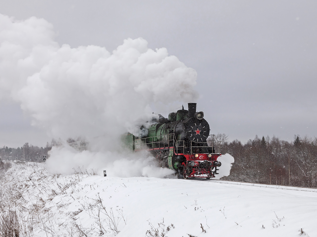 Die Dampflokomotive Su 250-74 fährt mit Nahverkehrszug Bologoje – Ostaschkow zwischen Bahnhöfe Firowo und Ostaschkow am 5. Januar 2019