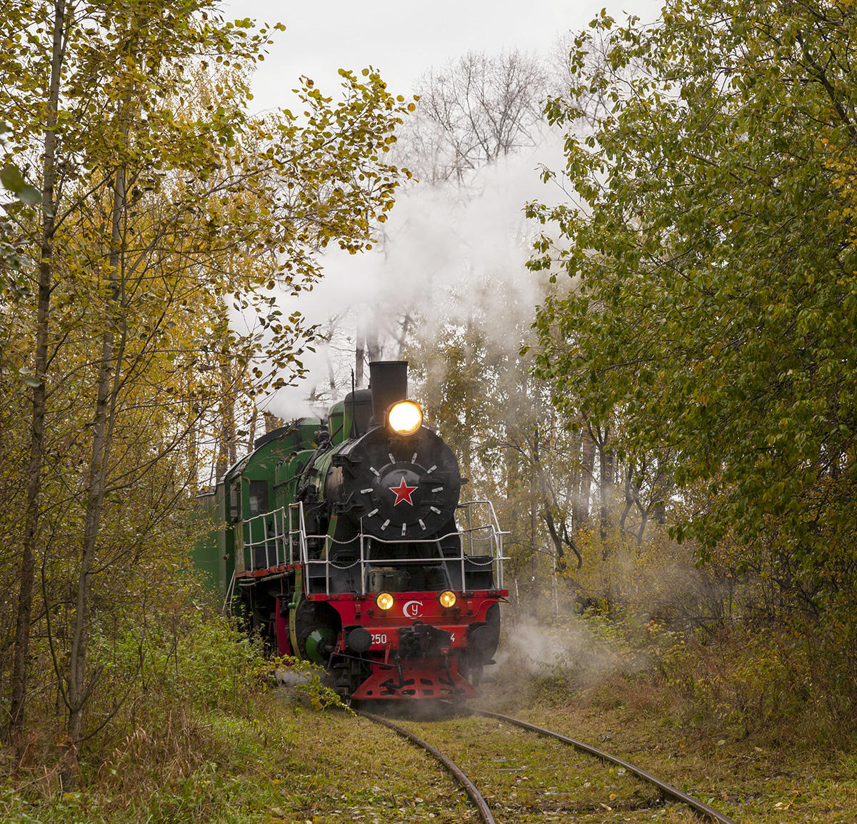 Die Dampflokomotive Su 250-74 umdrehte sich auf dem Wendedreieck des Bahnhofs Ostaschkow am 6. Oktober 2018.