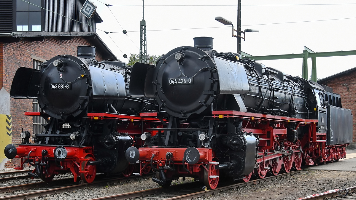 Die Dampflokomotiven 043 681-6 & 044 424-0 sind hier Seite an Seite auf dem Gelände des Bahnbetriebswerkes Altenbeken zu sehen. (Juli 2019)