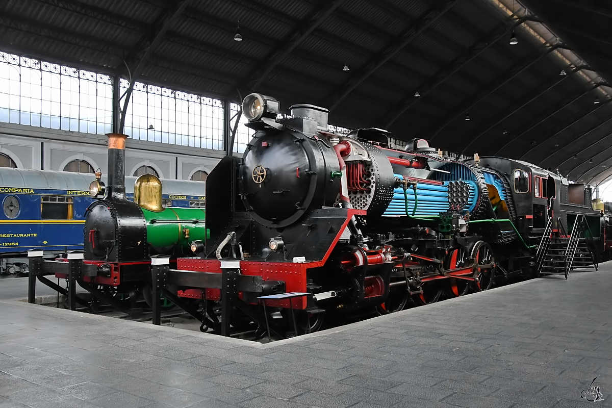 Die Dampflokomotiven 141F-2416 Mikado, Baujahr 1960 und 1 Tardienta, Baujahr 1862 standen Anfang November 2022 im Eisenbahnmuseum Madrid Seite an Seite.