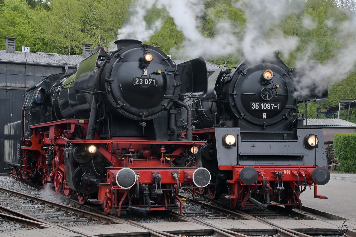 Die Dampflokomotiven 23 071 und 35 1097-1 Seite an Seite. (Eisenbahnmuseum Bochum, Mai 2017)