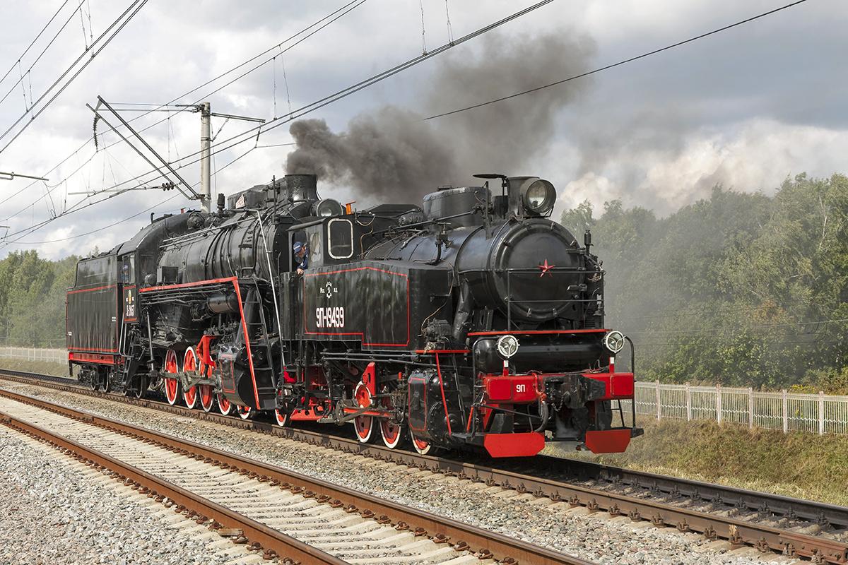 Die Dampflokomotiven 9П-19499 und Л-2057  führen auf dem Testring in Schtscherbinka am 27. August 2017. Die Lokparadeprobe für EXPO 1520 Eisenbahnausstellung.