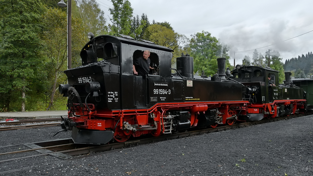 Die Dampflokomotiven 99 1594-3 und 99 542 kurz nach der Ankunft am Bahnhof in Schmalzgrube. (September 2020)