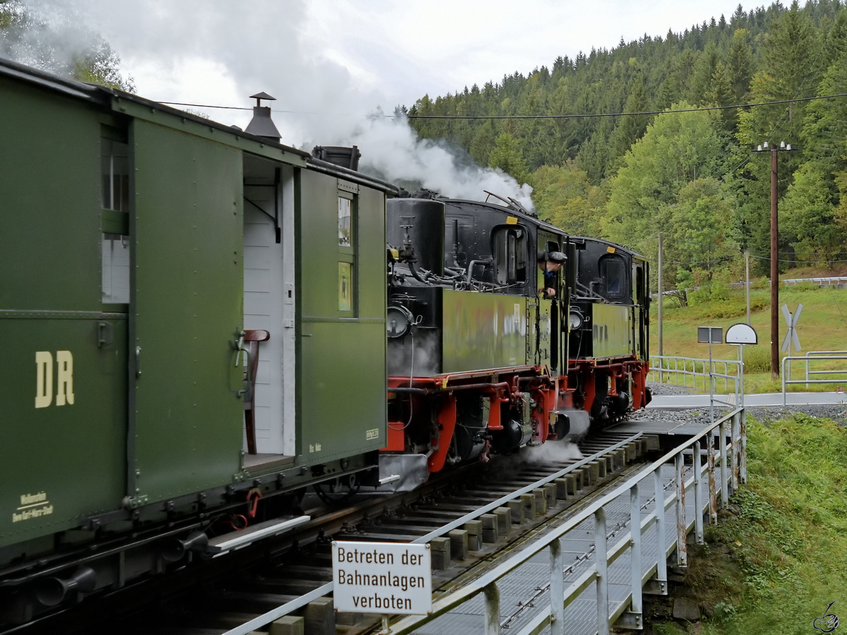 Die Dampflokomotiven 99 1594-3 und 99 542 machen sich auf in Richtung Steinbach. (Schmalzgrube,September 2020)