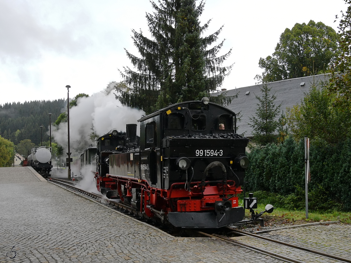 Die Dampflokomotiven 99 542 und 99 1594-3 bei der Abfahrt vom Bahnhof Schmalzgrube. (September 2020)