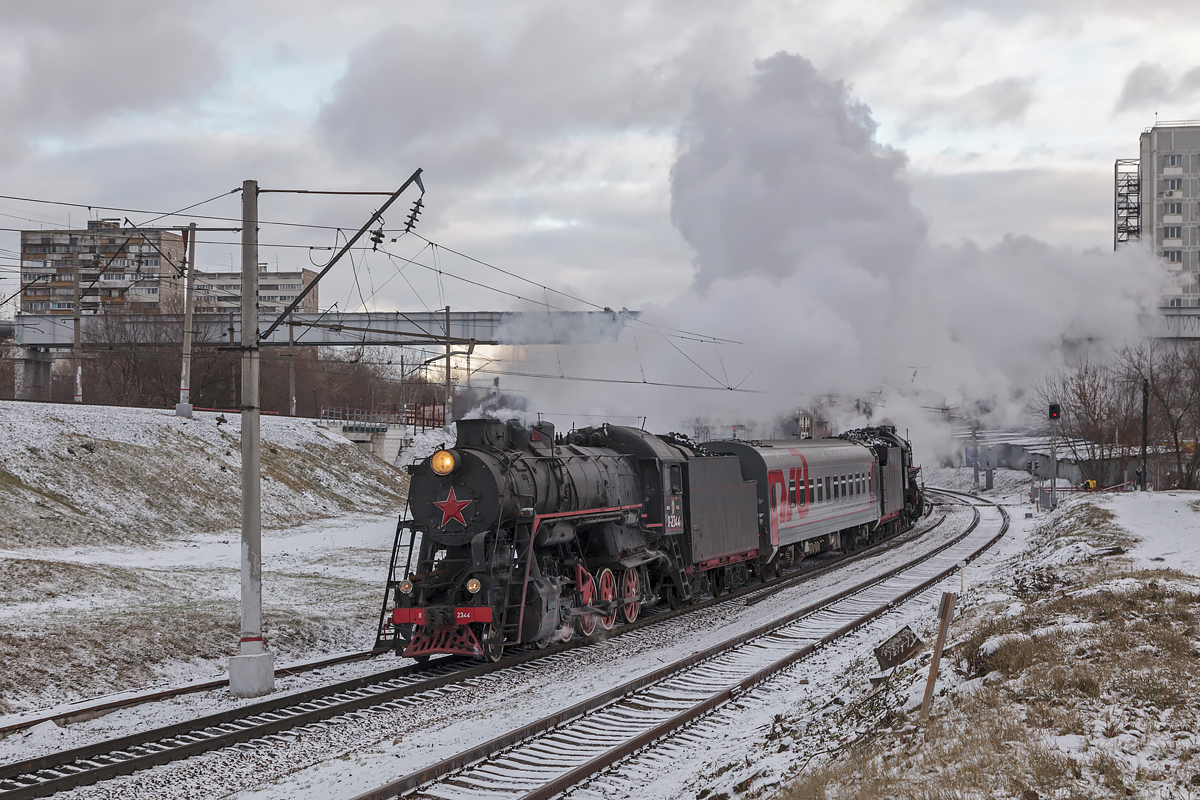 Die Dampflokomotiven L-2344 und L-2057 mit einem Touristenzug bei Ausfahrt aus den Bahnhof Moskau-Rizhskaya in der Richtung des Bahnhofs Podmoskownaya am 05. Januar 2020.
