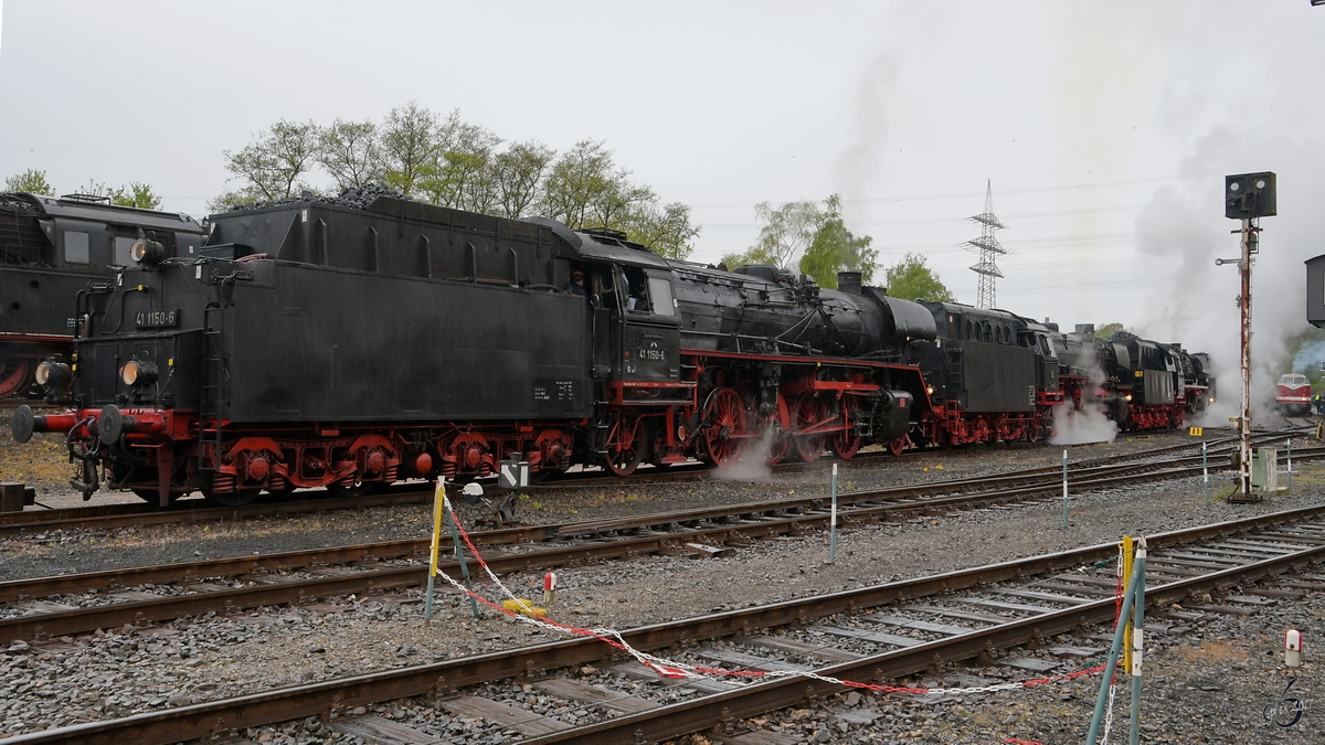 Die Dampflokparade für den Fototag am 1. Mai 2017 im Eisenbahnmuseum Bochum wird von der 41 1150-6 angeführt.
