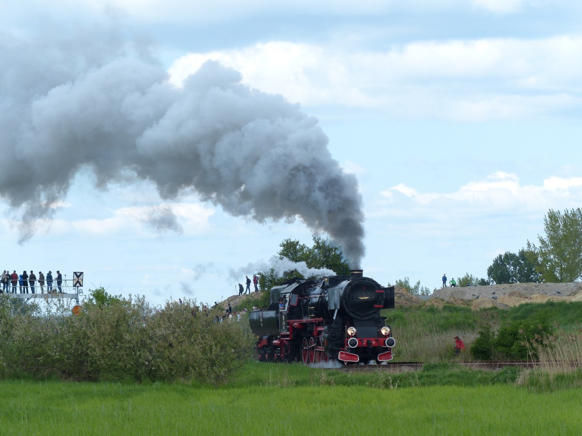 Die Dampflokparade in Wolsztyn 2014: Ty42 24 passiert die abermals zahlreich erschienenen Dampfloksfans. Aus Deutschland war diesmal erstmals kein Zug und keine Lok dabei, genauere Gründe konnte ich nicht in Erfahrung bringen. 3.5.2014, Wolsztyn