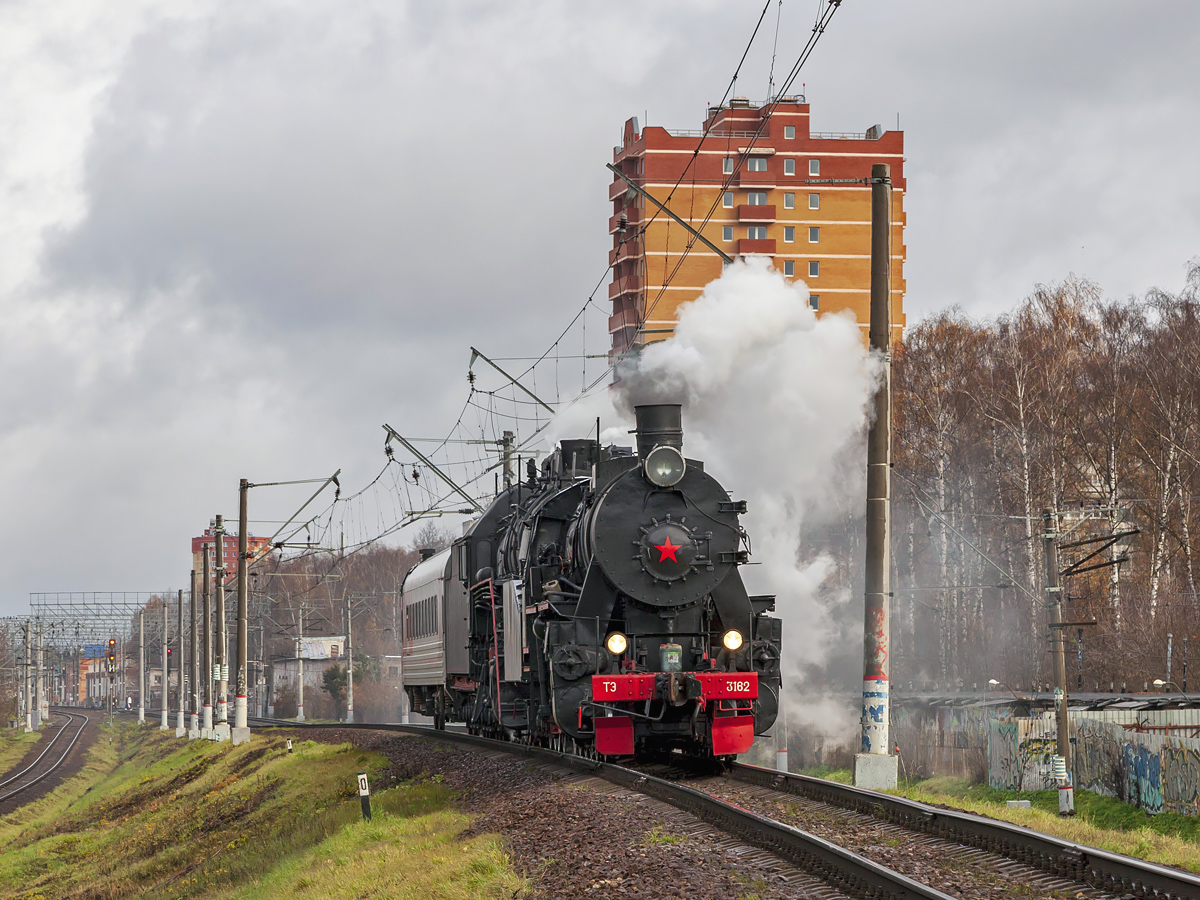 Die Dampfloks TE-3162 (ehem. 52 3162) und LW-0182 mit einem Touristenzug kurz von Bahnhof Bolschewo,  Oblast Moskau, am 24. Oktober 2021.
