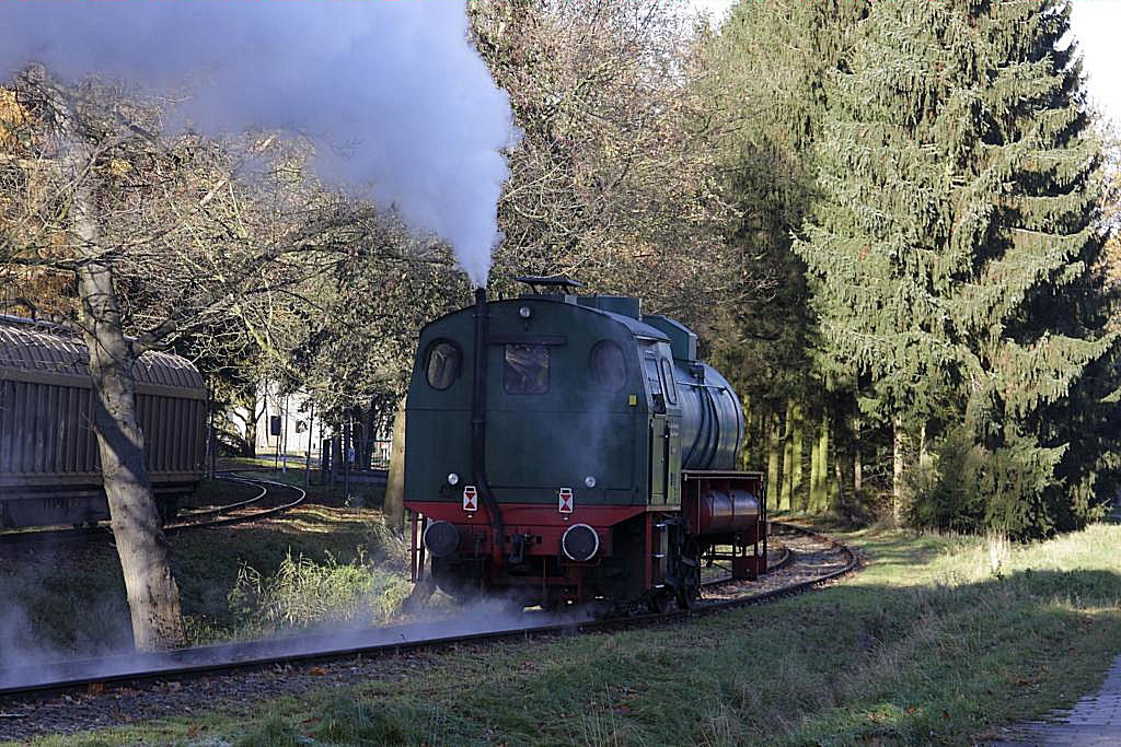 Die Dampfspeicherlok der Fa. Schoeller fährt am 26.11.2013 mit Volldampf auf dem Umfahrgleis um drei Güterwagen herum, um sich danach hinter die Wagen zu setzen.