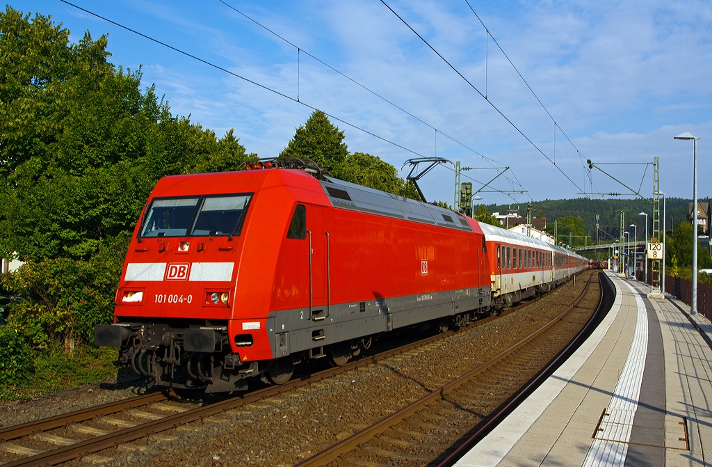 Die DB 101 004-0 mit dem DB Autozug AZ 1356 Narbonne-Dsseldorf Hbf, fhrt am 23.08.2013 durch den Bahnhof Kirchen/Sieg. 
Der Autozug kommt aus Narbonne dies liegt an der sdfranzsischen Mittelmeerkste in der Provinz Languedoc-Roussillon. 