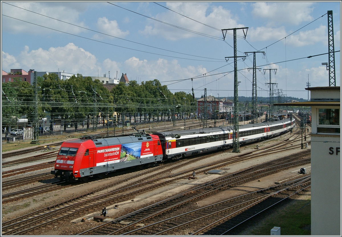 Die DB 101 029-7 meint, dass es nicht nur in Singen schön sein soll...
Der IC 280 von Zürich nach Stuttgart verlässt Singen.
2. August 2015