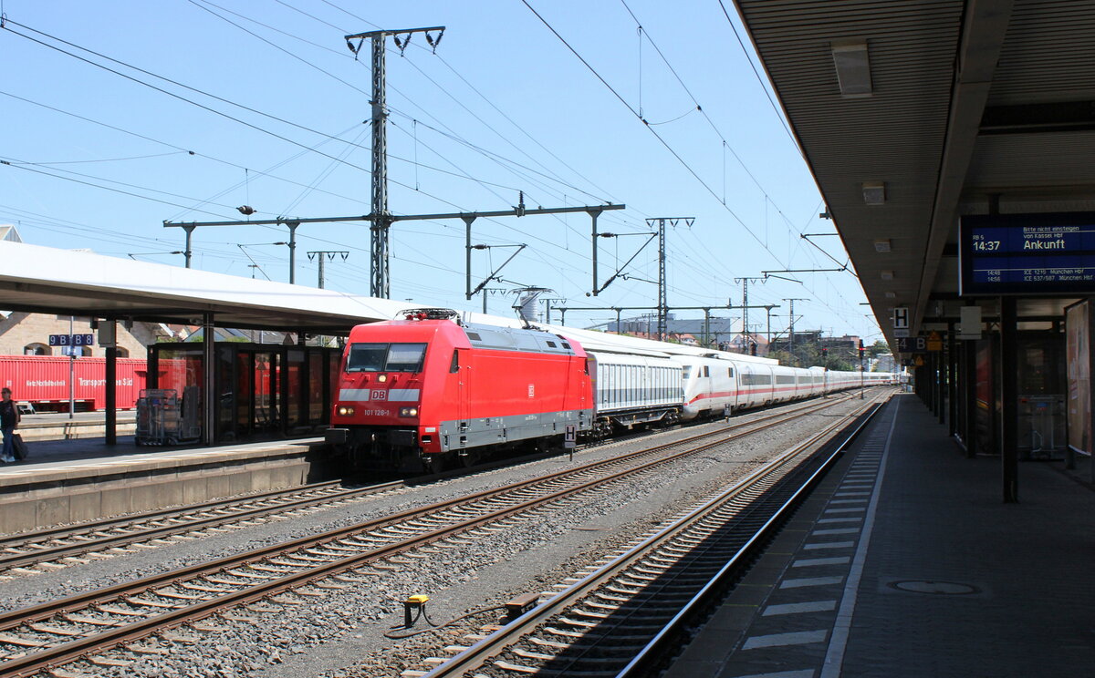 Die DB 101 126-1 überführte am 30.05.2023 in Fulda den DB 401 560-8  Mülheim an der Ruhr  Richtung Norden. Zwischen der Lok und am Zugschluss liefen jeweils ein Railadventure Habfis Kuppelwagen mit.