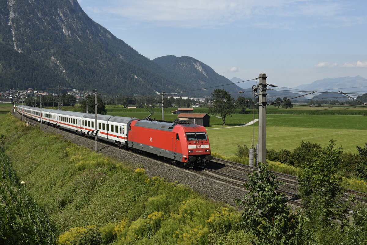 Die DB 101 139-4  mit einem IC auf der Inntalstrecke kurz nach Kufstein, nahe der Ortschaft Langkampfen. Aufgenommen am 28.07.22