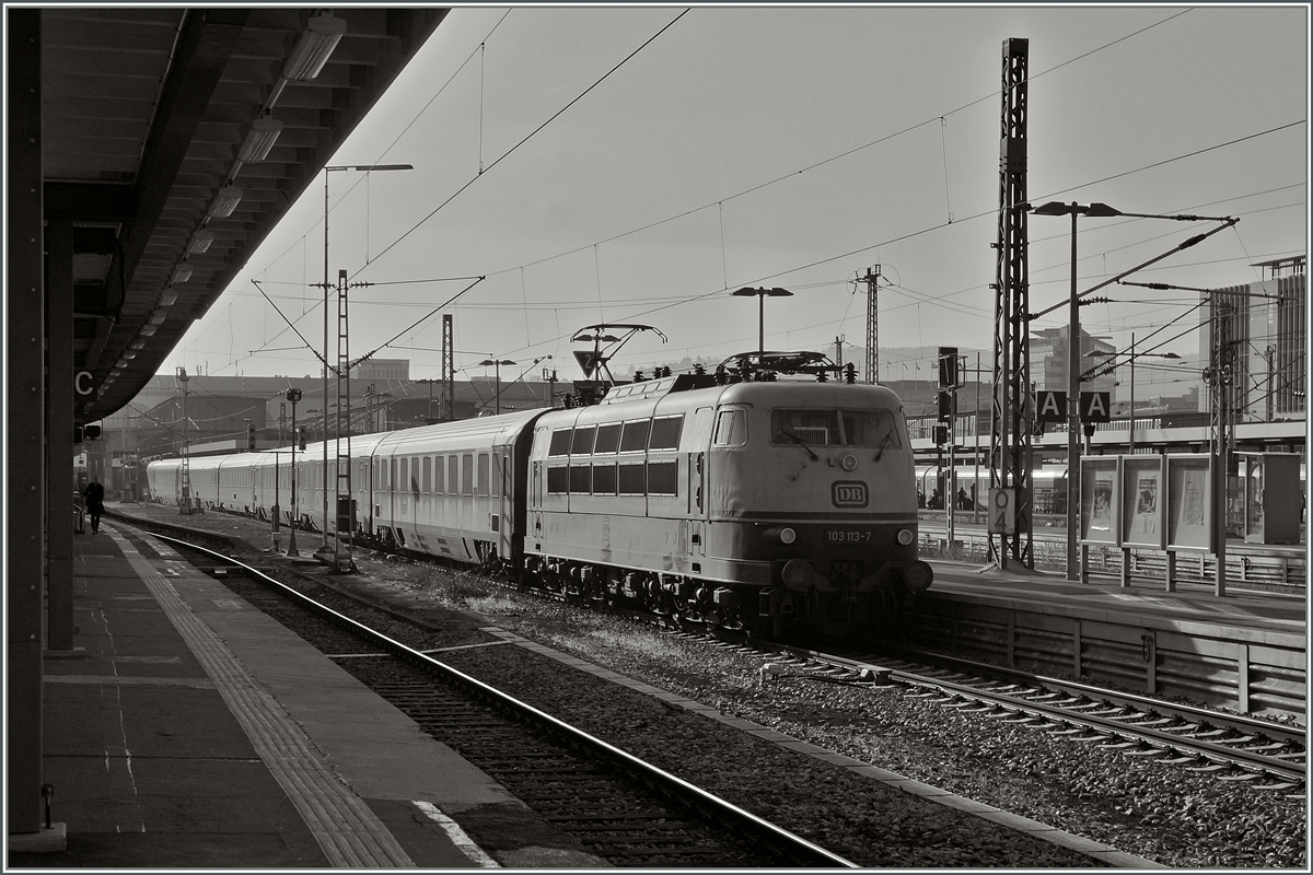 Die DB 103 113-7 hat in Stuttgart den IC 119 übernommen um in nach Ulm zu bringen.
28. Nov. 2014 
