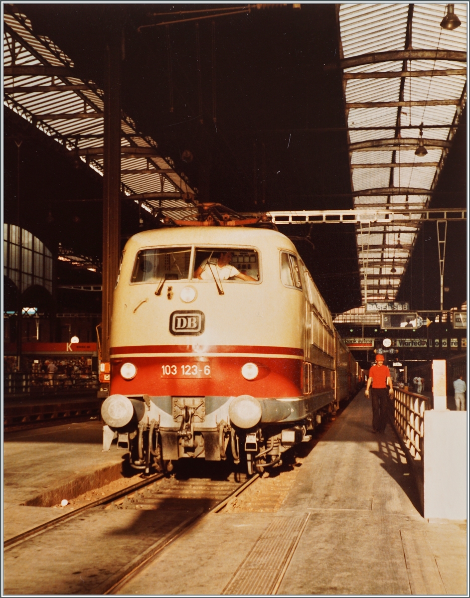 Die DB 103 123-6 ist mit dem IC  Schauinsland  in Basel SBB angekommen und wird nun abgekuppelt. 

Analogbild vom 24. Juni 1984