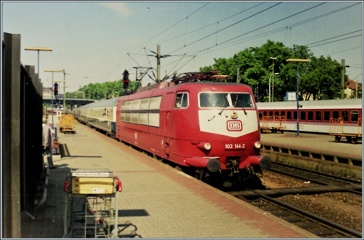 Die DB 103 erreicht mit ihrem IC Mannheim Hbf. 

26. August 1991