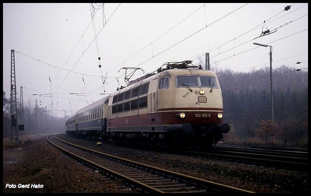 Die DB 103103 ist hier am 23.11.1991 um 10.48 Uhr am Ortsrand von Hasbergen mit dem IC 621 in Richtung Münster unterwegs.
