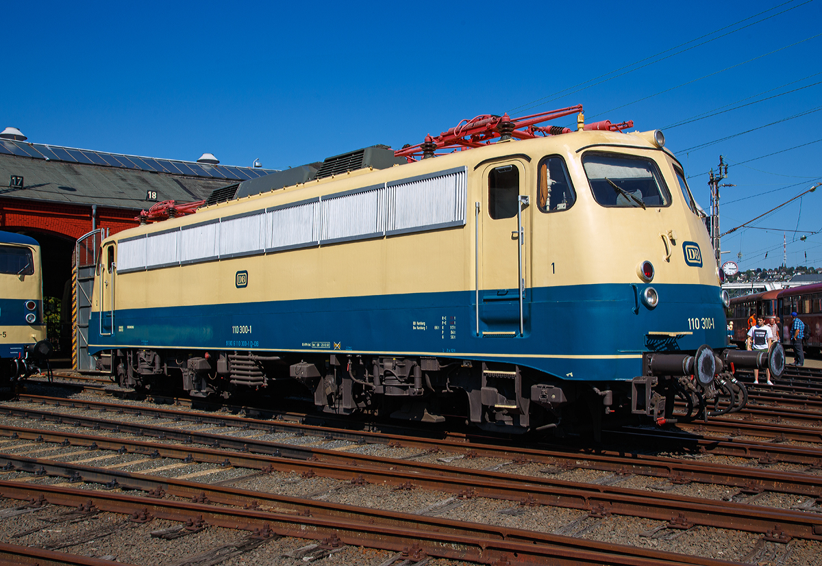 
Die DB 110 300-1 (91 80 6110 300-1 D-DB), ex DB E 10 300, wurde am 24.08.2019 beim alljährliche Lokschuppenfest im Südwestfälischen Eisenbahnmuseum in Siegen präsentiert.

Die Bügelfalten E 10 wurde 1963 von der Krauss-Maffei AG in München-Allach unter der Fabriknummer 1897, der elektrische Teil ist von Siemens-Schuckert-Werke (SSW) in Berlin. Ihre letzte Einsatzfahrt hatte die Lok 2010. Seit 2011 ist sie vom DB Museum eine Dauerleihgabe an den Verein Baureihe E10 e.V. und beim Museum Koblenz-Lützel abgestellt. Im Jahr 2015 wurde die Lok in ozeanblau/beige um lackiert. Sie ist funktionsfähig hat aber kein HU.

Zur Erprobung von Komponenten für die DB-Baureihe E 03 wurden die Lokomotiven E 10 299 und E 10 300 für das Bundesbahn-Zentralamt München umgebaut.  Die Lokomotiven erreichten auf der Messstrecke von Bamberg nach Forchheim 1963 die Höchstgeschwindigkeit von 200 km/h. Bis zum November 1971 besaß die 110 300-1 Versuchsdrehgestelle für 200 km/h. Auch wurden auf ihr diverse Versuchsstromabnehmer erprobt. Zudem besaß sie NBÜ (Notbremsüberbrückung) und eP-Bremse (Elektropneumatische Bremse).

TECHNISCHE DATEN:
Spurweite: 1.435 mm
Achsanordnung:   Bo´Bo´   
Länge über Puffer:  16.440 mm 
Drehzapfenabstand:   7.900 mm   
Achsstand in den Drehgestellen:  3.400 mm   
Dienstgewicht:  86 t   
Achslast: 21 t   
Höchstgeschwindigkeit (zul.):  140 Km/h (Anfangs 200 km/h)
Anfahrzugkraft: 275 kN
Nennleistung:  3.700 kW (5.032 PS)
Anzahl Fahrmotoren  4   
Antriebsart: Gummiringfeder mit einseitigem Stirnradgetriebe   
Länge über Puffer:  16.440 mm 
Drehzapfenabstand:   7.900 mm   
Achsstand in den Drehgestellen:  3.400 mm   
Kleinster befahrbarer Radius:  100 m   
Stromsystem:  Einphasen-Wechselstrom 15 000 V, 16 2/3 Hz 
Elektrische Bremse: Gleichstrom-Widerstandsbremse