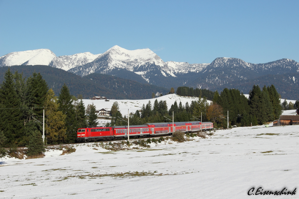 Die DB 111 043 bespannt am 13.10.13 die RB 59497 und hat gerade die Schmalenseehhe passiert. In Krze wird sie den Endbahnhof Mittenwald erreichen.