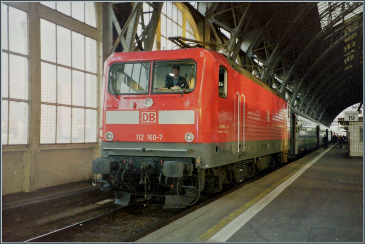 Die DB 112 160-7 wartet mit einem Eurocity aus MAV Reisezugwagen in Berlin Ostbahhof auf die Abfahrt. 

Analogbild vom 28. Februar 2000