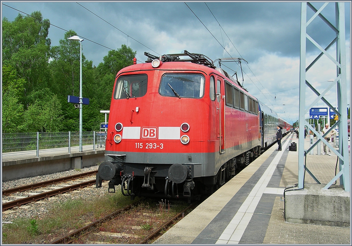 Die DB 115 293-3 ist mit ihrem CNL/NZ von Zürich/München am Ziel der Reise, in Binz auf Rügen eingetroffen. Der Bahnhof heisst heute Osteebad Binz, hiess aber auch einfach nur Binz oder vorher Grossbahnhof Binz (als Unterschiedung zu Binz Ost des Rassenden Rolands) 
26. Mai 2006