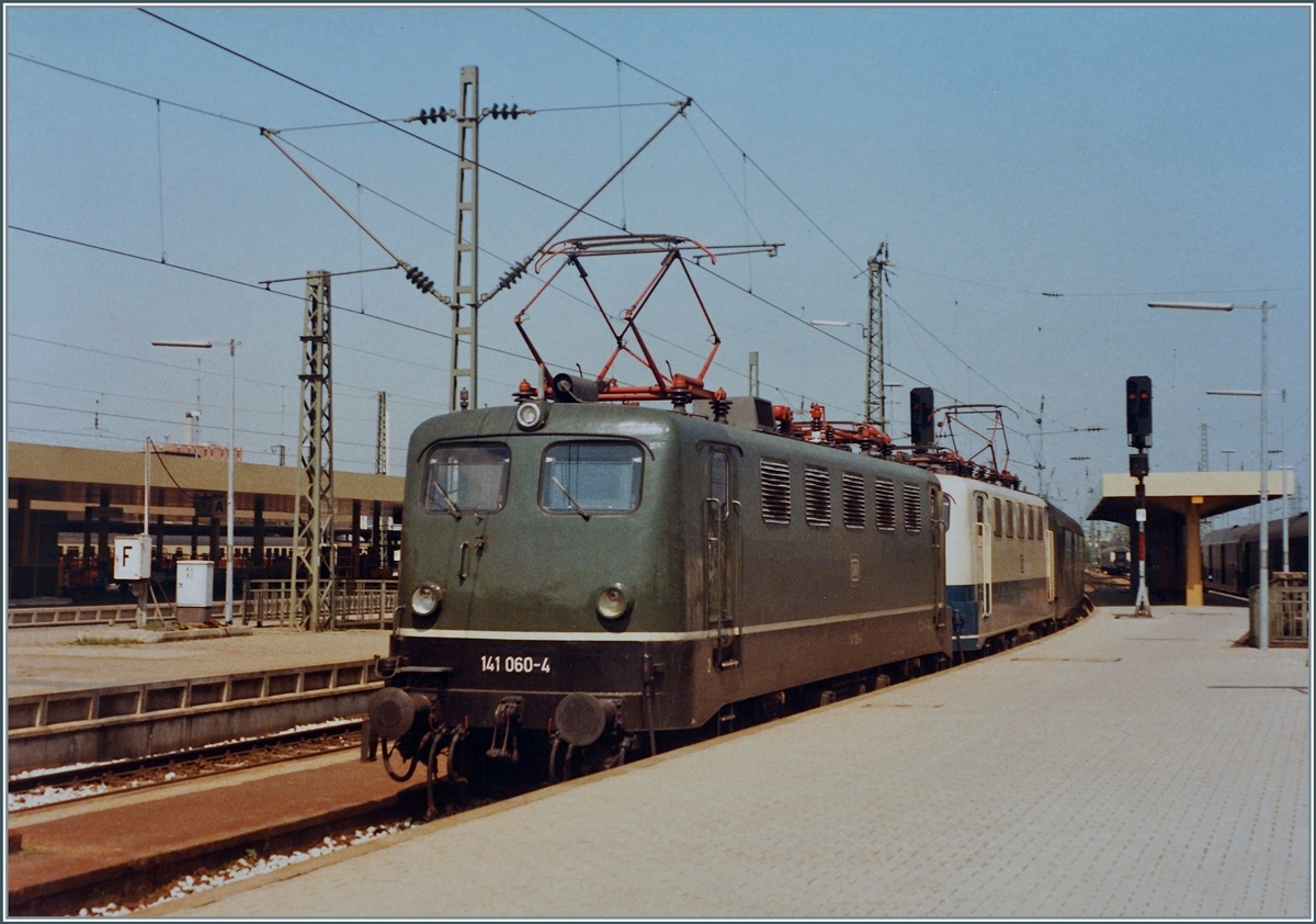 Die DB 141 060-4 und eine weitere 141 erreichen mit ihrem E 2167 Basel Bad. Bf. wo sie dann durch eine Diesellok abgelöst. werden. 

Analogbild vom 9. Mai 1984