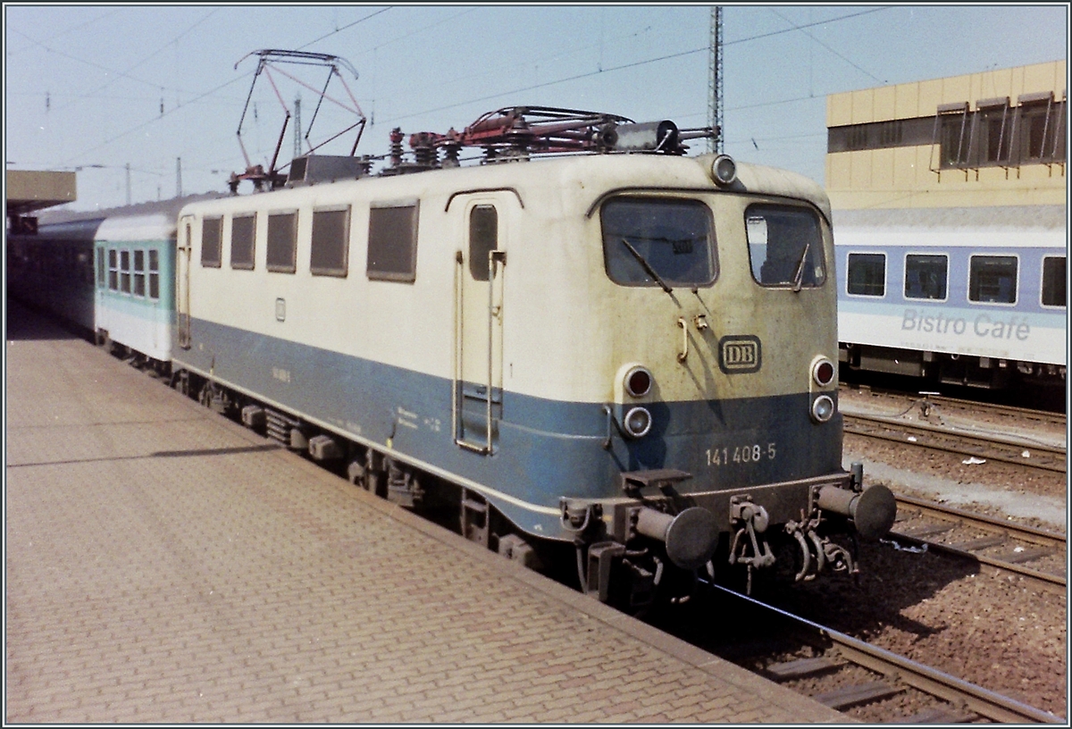 Die DB 141 408-5 wartet mit einer RB in Saarbrücken auf die Abfahrt.

2. Mai 1994