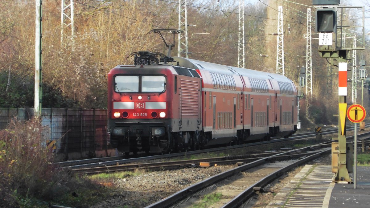 Die DB 143 925 mit ihrem RB 27 (Mönchengladbach - Koblenz hier bei der Einfahrt in
Königswinter-Niederdollendorf.

Königswinter-Niederdollendorf
28.12.2017