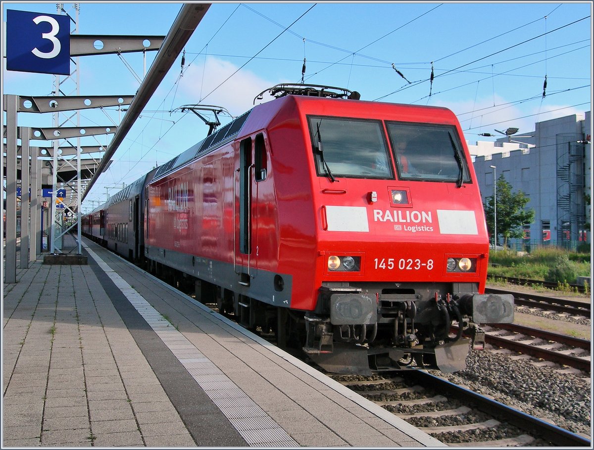 Die DB 145 032-8 mit ihrem NZ/CNL nach Binz in Rostock am 3. Juni 2007.
